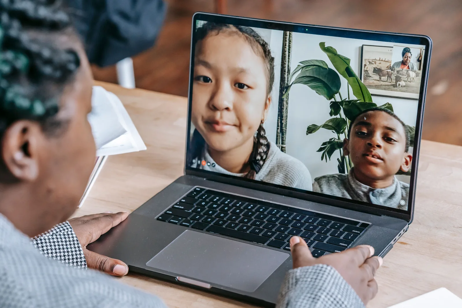 Professional in a virtual class